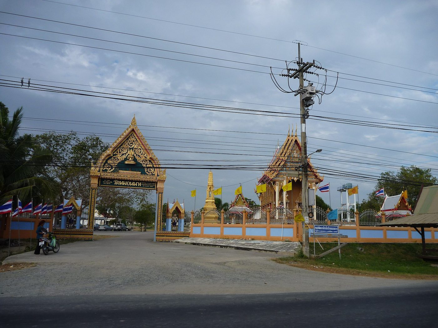วัดหมอนนาง จ.ชลบุรี